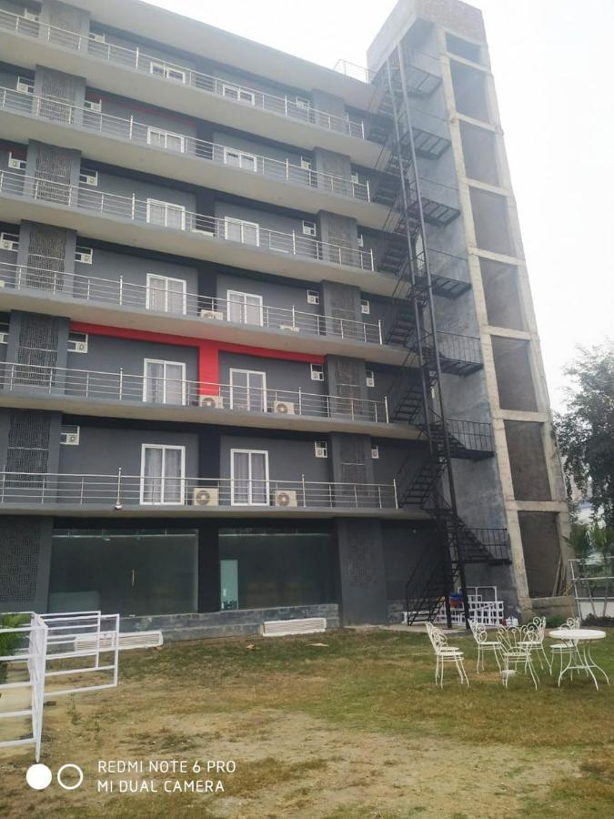Hotel Aarkay Palace Badarpur Kültér fotó